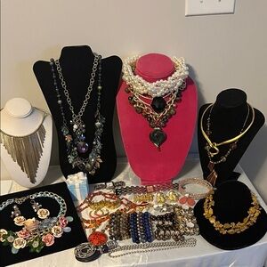 Lot of vintage jewelry Elegant Multi-Color Necklace Set